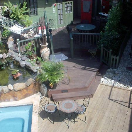 One32 Guesthouse Bejeweled Кингстън Екстериор снимка