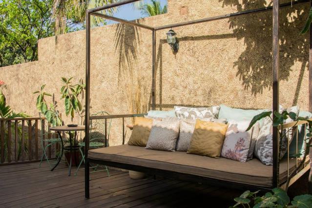 One32 Guesthouse Bejeweled Кингстън Екстериор снимка