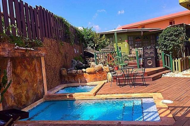 One32 Guesthouse Bejeweled Кингстън Екстериор снимка