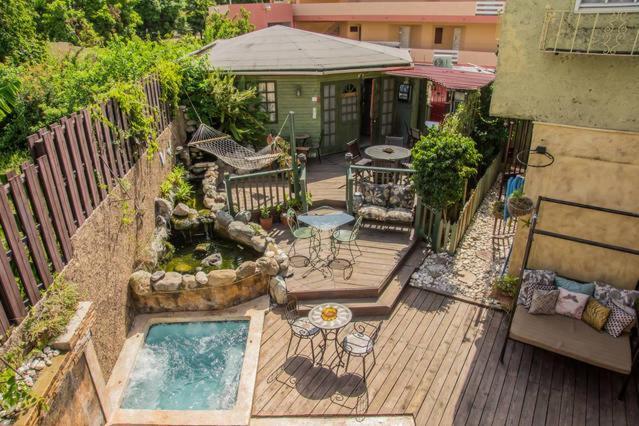 One32 Guesthouse Bejeweled Кингстън Екстериор снимка