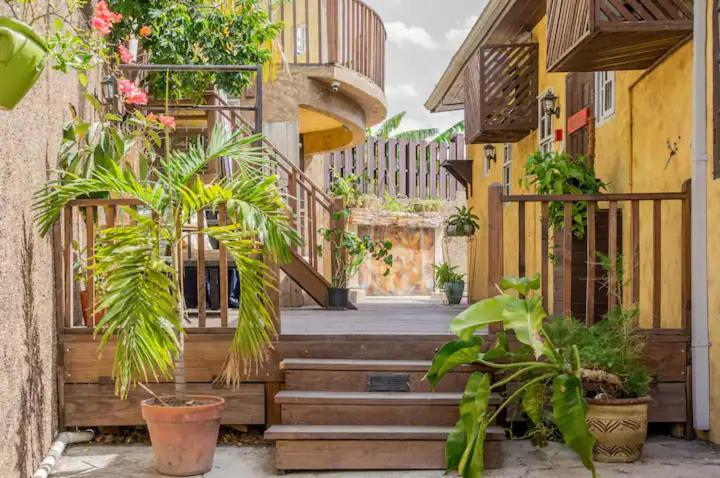 One32 Guesthouse Bejeweled Кингстън Екстериор снимка