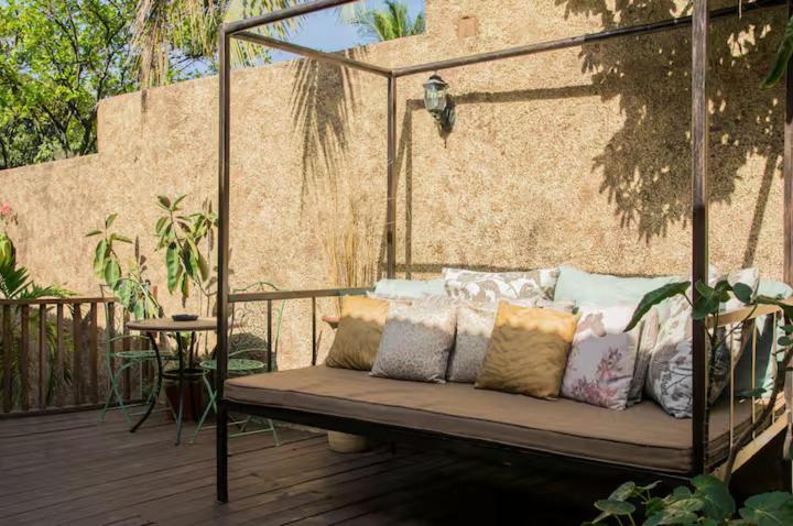 One32 Guesthouse Bejeweled Кингстън Екстериор снимка