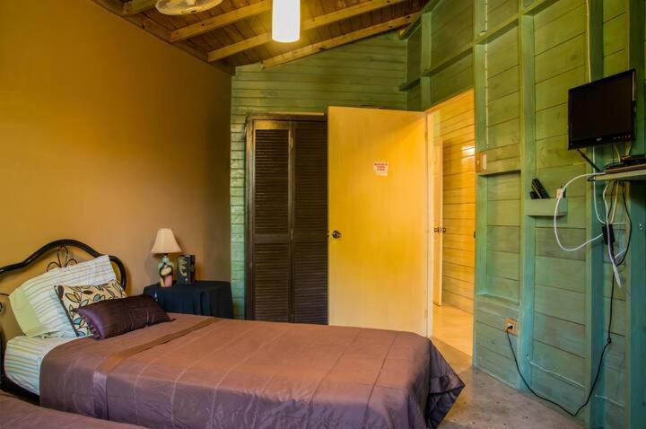 One32 Guesthouse Bejeweled Кингстън Екстериор снимка