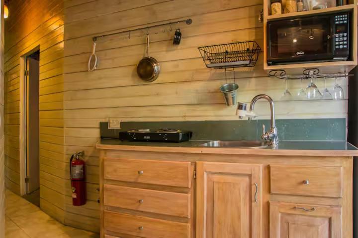 One32 Guesthouse Bejeweled Кингстън Екстериор снимка