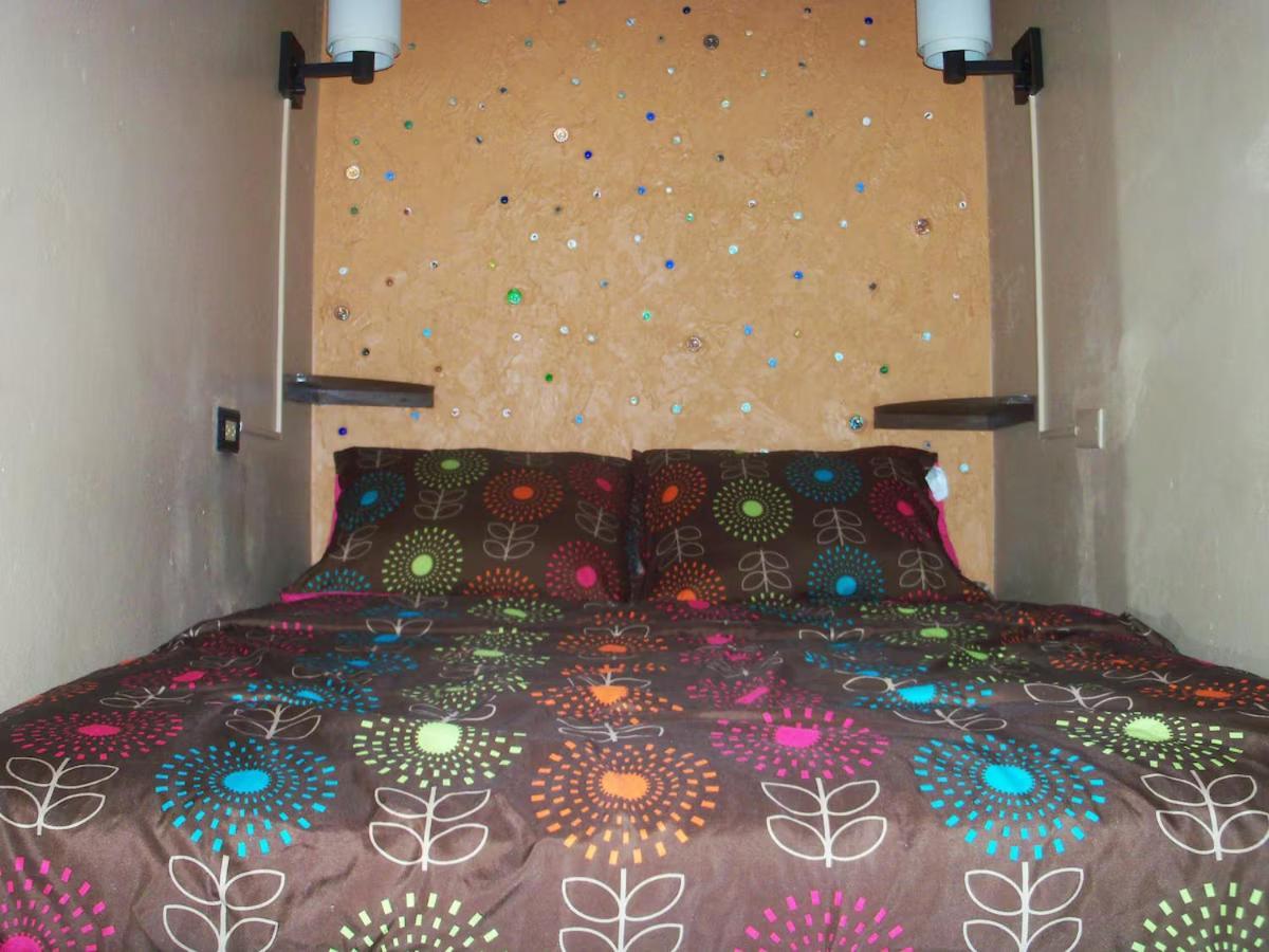 One32 Guesthouse Bejeweled Кингстън Екстериор снимка