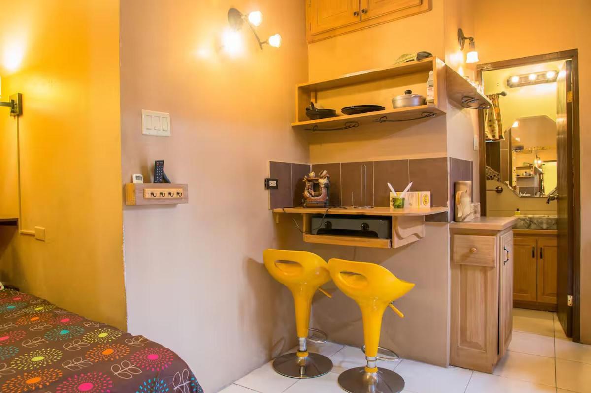 One32 Guesthouse Bejeweled Кингстън Екстериор снимка