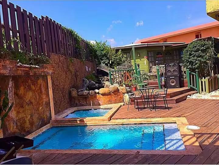One32 Guesthouse Bejeweled Кингстън Екстериор снимка