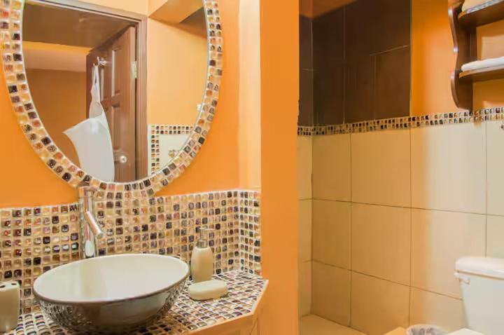 One32 Guesthouse Bejeweled Кингстън Екстериор снимка